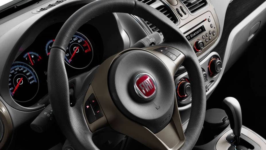 Acabamento da cabine &eacute; satisfat&oacute;rio para um sed&atilde; compacto | <a href="https://beta-develop.quatrorodas.abril.com.br/carros/lancamentos/fiat-grand-siena-680146.shtml" rel="migration">Leia mais</a>