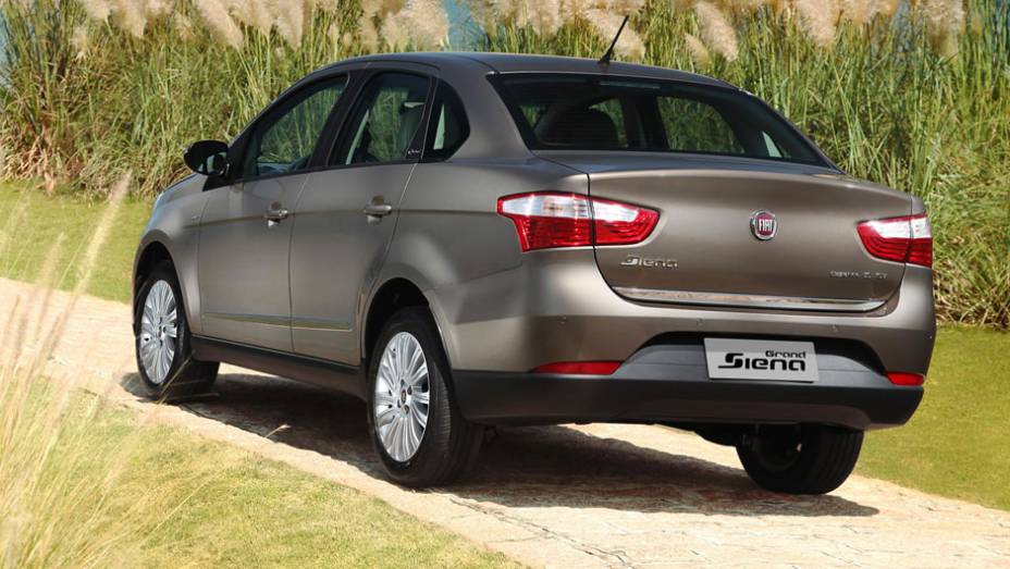 Na vers&atilde;o Essence, os detalhes externos t&ecirc;m acabamento cromado | <a href="https://beta-develop.quatrorodas.abril.com.br/carros/lancamentos/fiat-grand-siena-680146.shtml" rel="migration">Leia mais</a>
