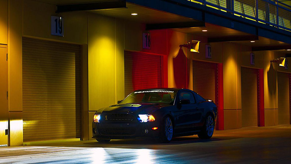Modelo gera 950 cavalos de pot&ecirc;ncia na vers&atilde;o de rua | <a href="https://beta-develop.quatrorodas.abril.com.br/saloes/nova-york/2012/ford-shelby-1000-680842.shtml" rel="migration">Leia mais</a>