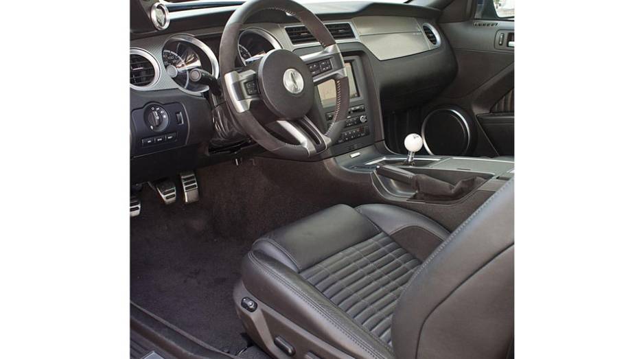 Difusor traseiro e novo capô são os destaques | <a href="https://beta-develop.quatrorodas.abril.com.br/saloes/nova-york/2012/ford-shelby-1000-680842.shtml" rel="migration">Leia mais</a>