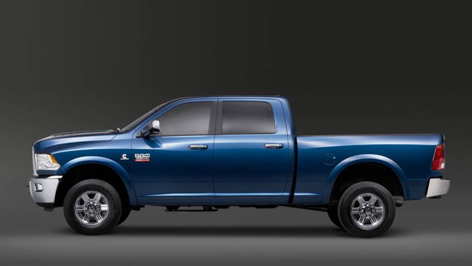 Não é qualquer garagem que comporta uma Ram: ela tem quase seis metros de comprimento | <a href="https://beta-develop.quatrorodas.abril.com.br/salao-do-automovel/2012/carros/2500-laramie-704034.shtml" rel="migration">Leia mais</a>