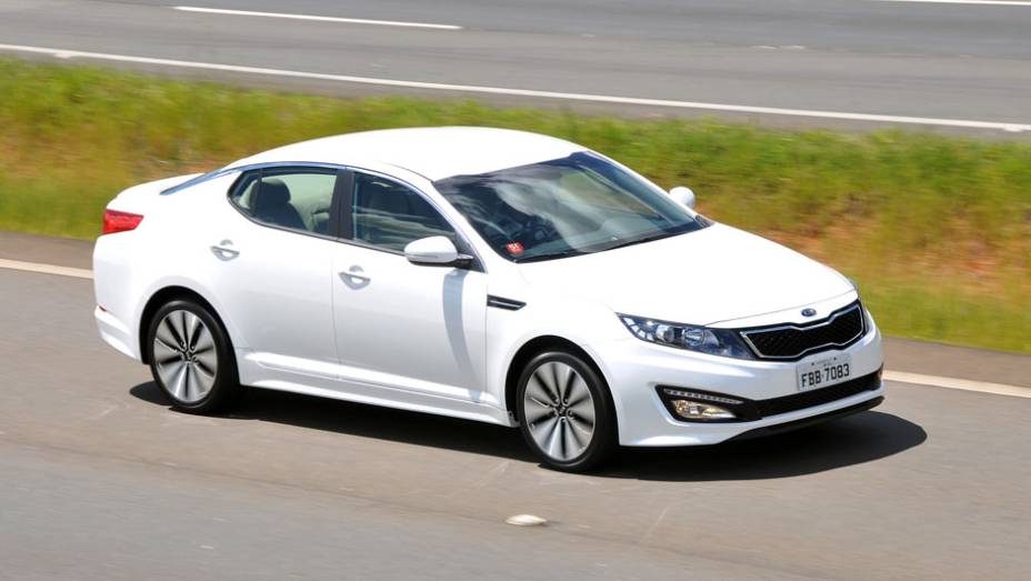 Modelo apela para o tom esportivo | <a href="https://beta-develop.quatrorodas.abril.com.br/carros/lancamentos/kia-optima-681089.shtml" rel="migration">Leia mais</a>