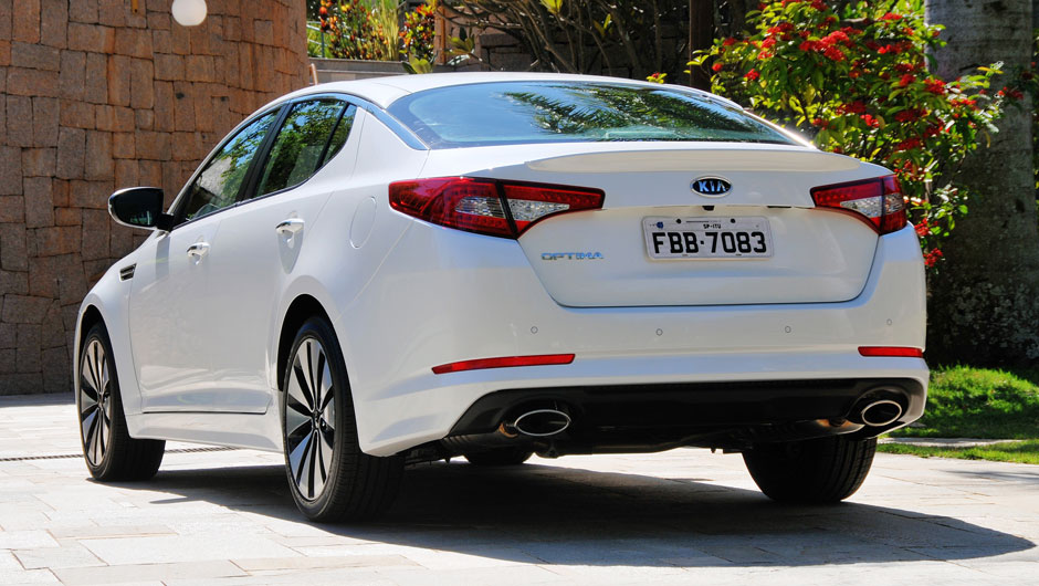 Ar-condicionado digital dual-zone, dire&ccedil;&atilde;o el&eacute;trica, seis airbags, freios ABS com EBD e BAS equipam o modelo | <a href="https://beta-develop.quatrorodas.abril.com.br/carros/lancamentos/kia-optima-681089.shtml" rel="migration">Leia mais</a>