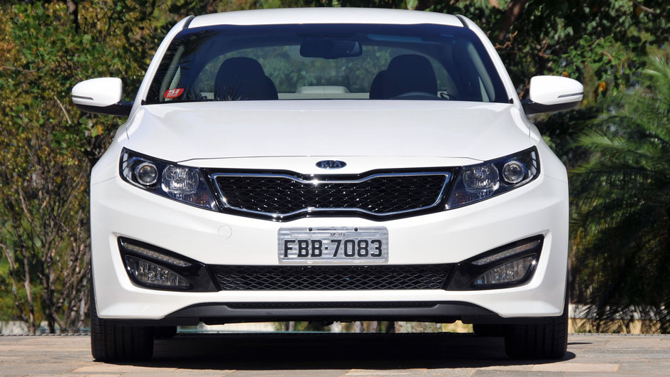 Motor &eacute; Theta II 2.4 16V de quatro cilindros em linha CVV | <a href="https://beta-develop.quatrorodas.abril.com.br/carros/lancamentos/kia-optima-681089.shtml" rel="migration">Leia mais</a>