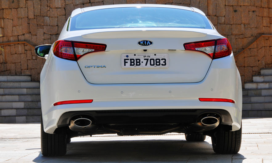 Modelo desenvolve 180 cavalos de pot&ecirc;ncia | <a href="https://beta-develop.quatrorodas.abril.com.br/carros/lancamentos/kia-optima-681089.shtml" rel="migration">Leia mais</a>