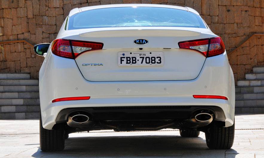 Modelo desenvolve 180 cavalos de pot&ecirc;ncia | <a href="https://beta-develop.quatrorodas.abril.com.br/carros/lancamentos/kia-optima-681089.shtml" rel="migration">Leia mais</a>
