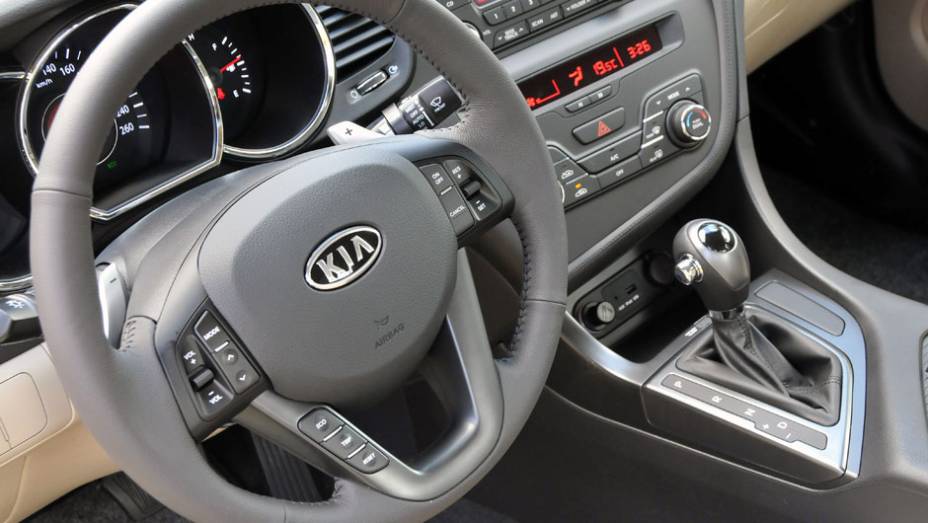 Interior ganhou uma lista vasta de equipamentos | <a href="https://beta-develop.quatrorodas.abril.com.br/carros/lancamentos/kia-optima-681089.shtml" rel="migration">Leia mais</a>