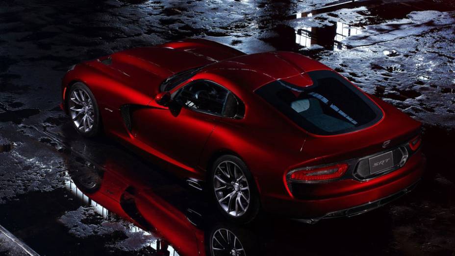 Lanternas traseiras remetem à Maserati GranTurismo| <a href="https://beta-develop.quatrorodas.abril.com.br/saloes/nova-york/2012/srt-viper-681186.shtml" rel="migration">Leia mais</a>