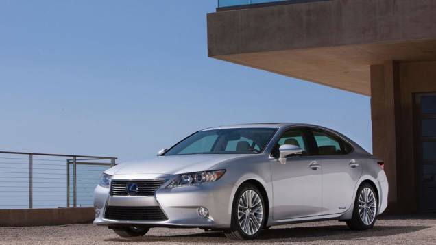Versão híbrida ES 300h chega à gama | <a href="https://beta-develop.quatrorodas.abril.com.br/saloes/nova-york/2012/lexus-es-681238.shtml" rel="migration">Leia mais</a> Versão híbrida ES 300h chega à gama | <a href="https://beta-develop.quatrorodas.abril.com.br/saloes/nova-york/2012/lexus-es-681238.shtml" rel="migration">Leia mais</a>