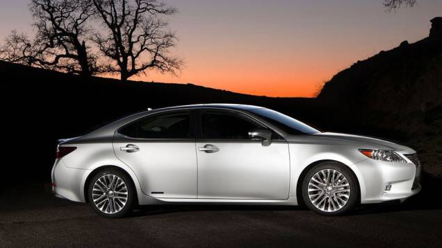Segundo a marca, a versão tem economia de 17 km/l | <a href="https://beta-develop.quatrorodas.abril.com.br/saloes/nova-york/2012/lexus-es-681238.shtml" rel="migration">Leia mais</a> Segundo a marca, a versão tem economia de 17 km/l | <a href="https://beta-develop.quatrorodas.abril.com.br/saloes/nova-york/2012/lexus-es-681238.shtml" rel="migration">Leia mais</a>