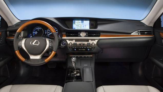Internamente, o painel de instrumentos é bastante parecido com o do GS | <a href="https://beta-develop.quatrorodas.abril.com.br/saloes/nova-york/2012/lexus-es-681238.shtml" rel="migration">Leia mais</a> Internamente, o painel de instrumentos é bastante parecido com o do GS | <a href="https://beta-develop.quatrorodas.abril.com.br/saloes/nova-york/2012/lexus-es-681238.shtml" rel="migration">Leia mais</a>