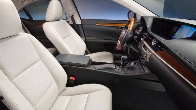 A tela LCD no centro do console agrupa o sistema multimídia | <a href="https://beta-develop.quatrorodas.abril.com.br/saloes/nova-york/2012/lexus-es-681238.shtml" rel="migration">Leia mais</a> A tela LCD no centro do console agrupa o sistema multimídia | <a href="https://beta-develop.quatrorodas.abril.com.br/saloes/nova-york/2012/lexus-es-681238.shtml" rel="migration">Leia mais</a>