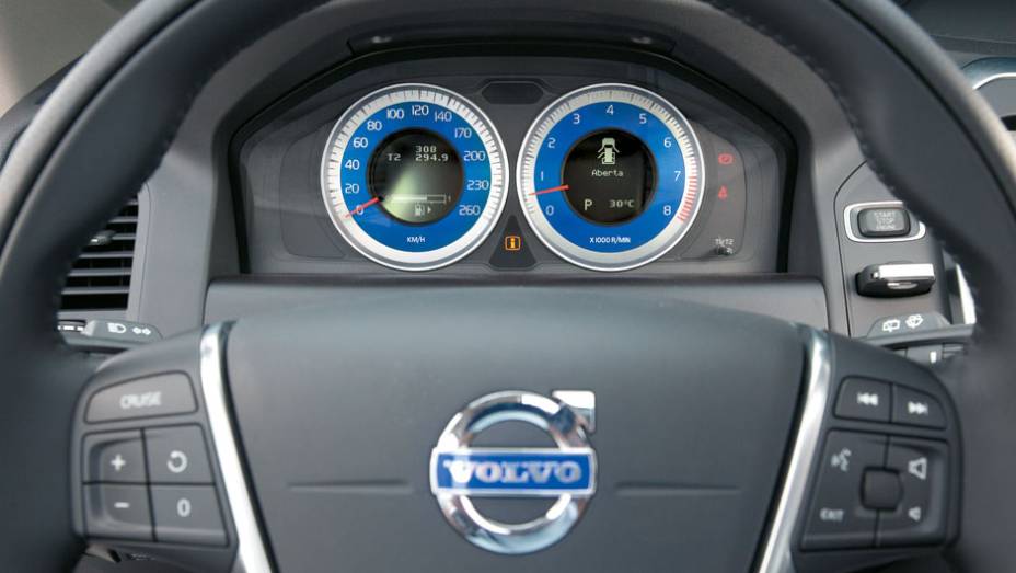 Relógio de alumínio com pintura azul prima pela elegância. | <a href="https://beta-develop.quatrorodas.abril.com.br/carros/comparativos/land-rover-evoque-x-audi-q3-x-volvo-xc60-x-bmw-x1-681821.shtml" rel="migration">Leia mais</a> Relógio de alumínio com pintura azul prima pela elegância. | <a href="https://beta-develop.quatrorodas.abril.com.br/carros/comparativos/land-rover-evoque-x-audi-q3-x-volvo-xc60-x-bmw-x1-681821.shtml" rel="migration">Leia mais</a>