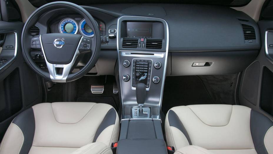 Console central flutuante acrescenta charme ao design limpo do interior. | <a href="https://beta-develop.quatrorodas.abril.com.br/carros/comparativos/land-rover-evoque-x-audi-q3-x-volvo-xc60-x-bmw-x1-681821.shtml" rel="migration">Leia mais</a>