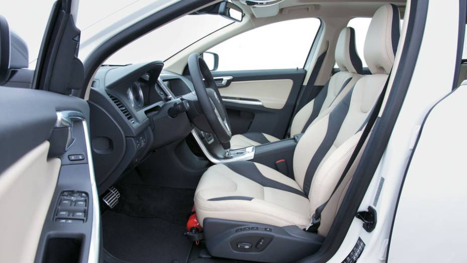 O Volvo é o que melhor alia ergonomia e conforto. | <a href="https://beta-develop.quatrorodas.abril.com.br/carros/comparativos/land-rover-evoque-x-audi-q3-x-volvo-xc60-x-bmw-x1-681821.shtml" rel="migration">Leia mais</a>