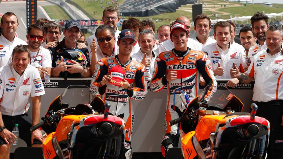 Márquez e Dani Pedrosa comemorando a dobradinha da Honda | <a href="https://beta-develop.quatrorodas.abril.com.br/moto/noticias/marquez-domina-treino-pole-austin-779649.shtml" rel="migration">Leia mais</a>