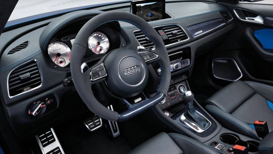 Volante achatado e detalhes esportivos por todos os lados | <a href="https://beta-develop.quatrorodas.abril.com.br/saloes/pequim/2012/audi-rs-q3-concept-682486.shtml" rel="migration">Leia mais</a>