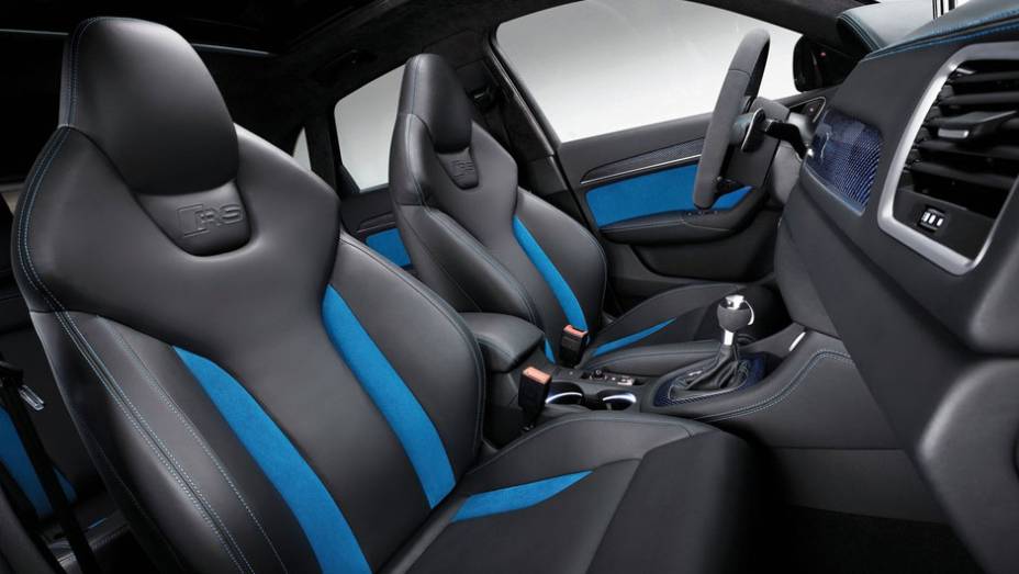 Os bancos esportivos literalmente abraçam o corpo dos passageiros | <a href="https://beta-develop.quatrorodas.abril.com.br/saloes/pequim/2012/audi-rs-q3-concept-682486.shtml" rel="migration">Leia mais</a> Os bancos esportivos literalmente abraçam o corpo dos passageiros | <a href="https://beta-develop.quatrorodas.abril.com.br/saloes/pequim/2012/audi-rs-q3-concept-682486.shtml" rel="migration">Leia mais</a>