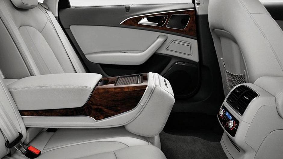 Detalhes do acabamento e controle do sistema de som | <a href="https://beta-develop.quatrorodas.abril.com.br/saloes/pequim/2012/audi-a6-l-e-tron-682722.shtml" rel="migration">Leia mais</a> Detalhes do acabamento e controle do sistema de som | <a href="https://beta-develop.quatrorodas.abril.com.br/saloes/pequim/2012/audi-a6-l-e-tron-682722.shtml" rel="migration">Leia mais</a>