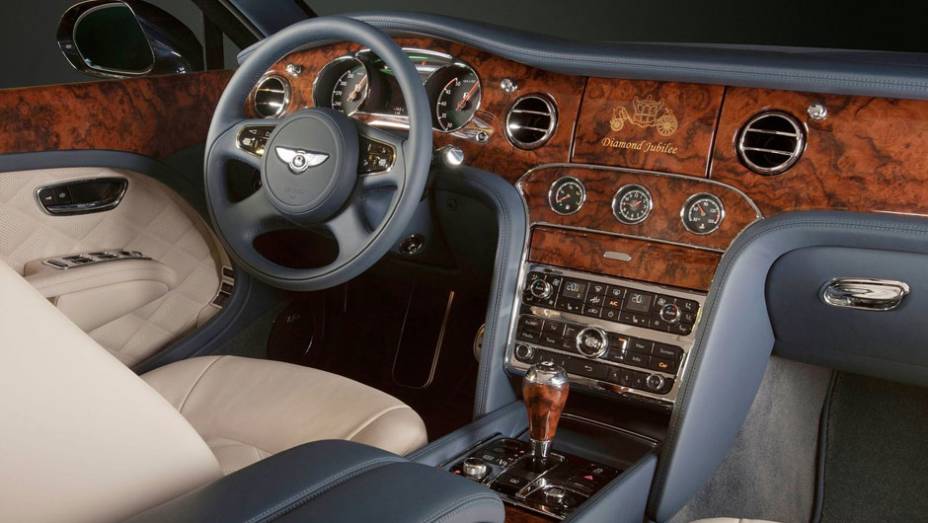 Interior tem identificação da edição especial | <a href="https://beta-develop.quatrorodas.abril.com.br/saloes/pequim/2012/bentley-mulsanne-diamond-jubilee-682788.shtml" rel="migration">Leia mais</a>