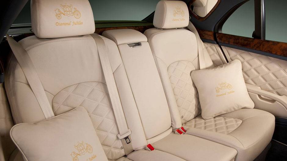 Encosto dos bancos é bordado a ouro | <a href="https://beta-develop.quatrorodas.abril.com.br/saloes/pequim/2012/bentley-mulsanne-diamond-jubilee-682788.shtml" rel="migration">Leia mais</a> Encosto dos bancos é bordado a ouro | <a href="https://beta-develop.quatrorodas.abril.com.br/saloes/pequim/2012/bentley-mulsanne-diamond-jubilee-682788.shtml" rel="migration">Leia mais</a>