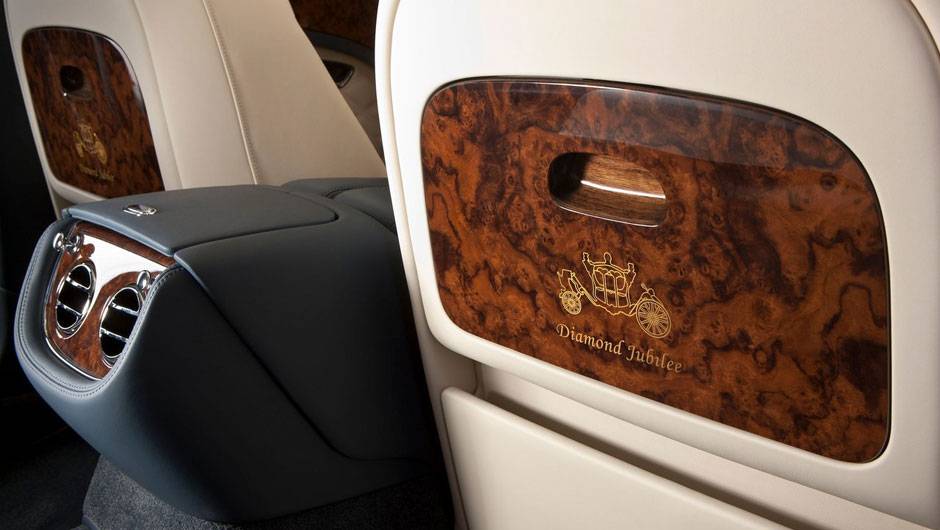 Mesas estão disponíveis para os ocupantes traseiros | <a href="https://beta-develop.quatrorodas.abril.com.br/saloes/pequim/2012/bentley-mulsanne-diamond-jubilee-682788.shtml" rel="migration">Leia mais</a> Mesas estão disponíveis para os ocupantes traseiros | <a href="https://beta-develop.quatrorodas.abril.com.br/saloes/pequim/2012/bentley-mulsanne-diamond-jubilee-682788.shtml" rel="migration">Leia mais</a>