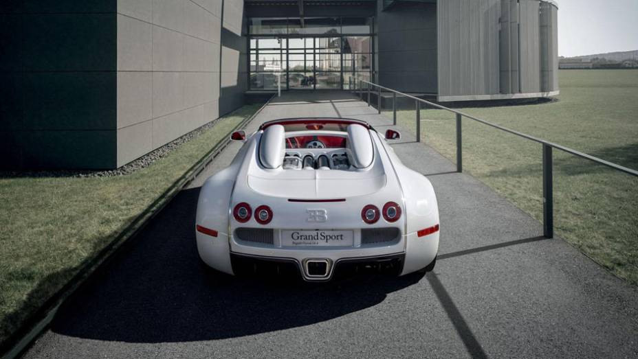 Como o nome indica, ele é baseado no Veyron Grand Sport | <a href="https://beta-develop.quatrorodas.abril.com.br/saloes/pequim/2012/bugatti-veyron-wei-long-682847.shtml" rel="migration">Leia mais</a>