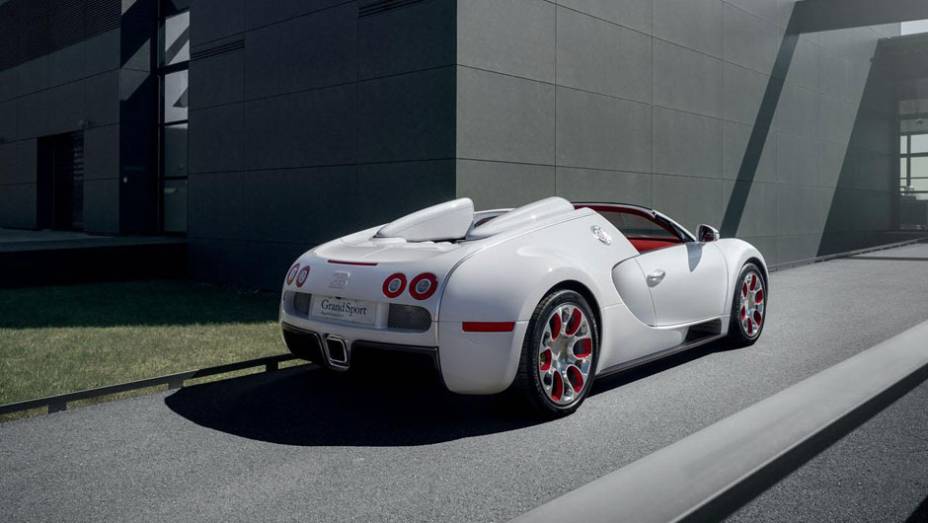 O Veyron ainda figura entre os veículos de produção em série mais rápidos do planeta | <a href="https://beta-develop.quatrorodas.abril.com.br/saloes/pequim/2012/bugatti-veyron-wei-long-682847.shtml" rel="migration">Leia mais</a>