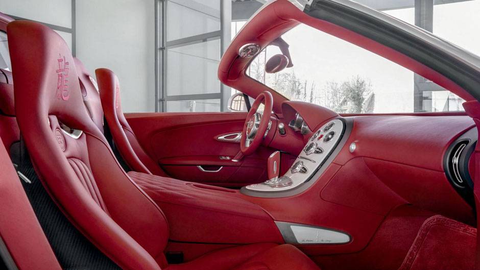 O interior tem porcelana no console central, bancos de couro na cor vermelha e tapetes de seda | <a href="https://beta-develop.quatrorodas.abril.com.br/saloes/pequim/2012/bugatti-veyron-wei-long-682847.shtml" rel="migration">Leia mais</a> O interior tem porcelana no console central, bancos de couro na cor vermelha e tapetes de seda | <a href="https://beta-develop.quatrorodas.abril.com.br/saloes/pequim/2012/bugatti-veyron-wei-long-682847.shtml" rel="migration">Leia mais</a>