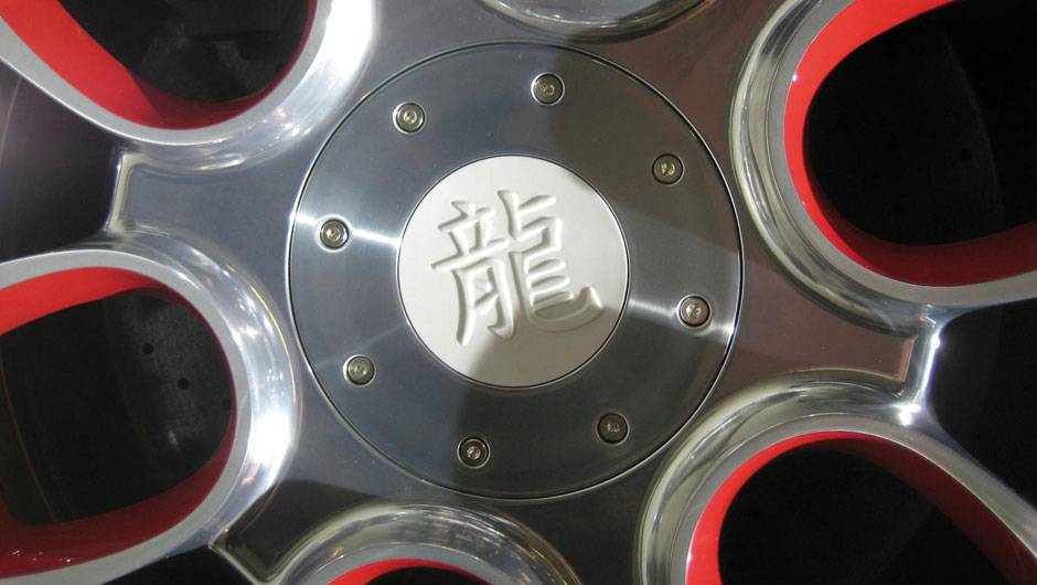 A porcelana também marca presença nas rodas, que são decoradas com um ideograma chinês | <a href="https://beta-develop.quatrorodas.abril.com.br/saloes/pequim/2012/bugatti-veyron-wei-long-682847.shtml" rel="migration">Leia mais</a> A porcelana também marca presença nas rodas, que são decoradas com um ideograma chinês | <a href="https://beta-develop.quatrorodas.abril.com.br/saloes/pequim/2012/bugatti-veyron-wei-long-682847.shtml" rel="migration">Leia mais</a>