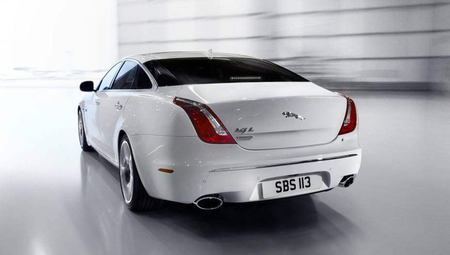 Sedã conta com duas saídas de escape | <a href="https://beta-develop.quatrorodas.abril.com.br/saloes/pequim/2012/jaguar-xj-ultimate-682745.shtml" rel="migration">Leia mais</a>