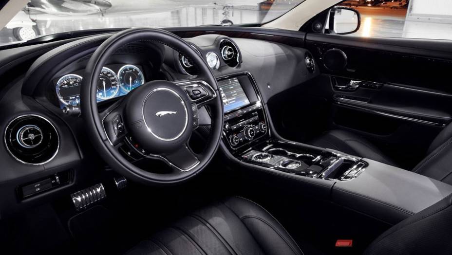 Interior ganhou mais itens de luxo | <a href="https://beta-develop.quatrorodas.abril.com.br/saloes/pequim/2012/jaguar-xj-ultimate-682745.shtml" rel="migration">Leia mais</a>