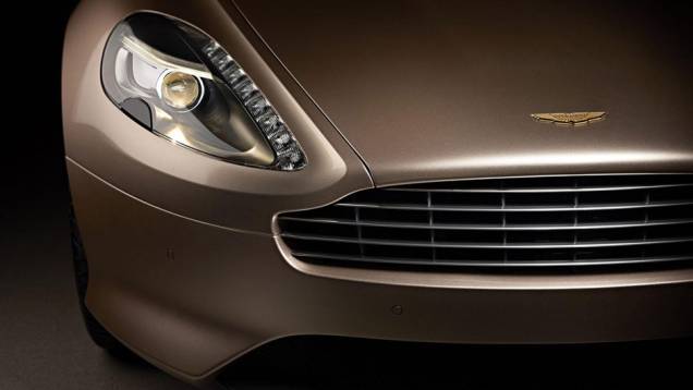 Ouro de 24 quilates foi usado para fazer o logo da marca no cap&ocirc; | <a href="https://beta-develop.quatrorodas.abril.com.br/saloes/pequim/2012/aston-martin-dragon-88-682863.shtml" rel="migration">Leia mais</a>
