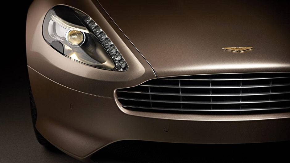 Ouro de 24 quilates foi usado para fazer o logo da marca no capô | <a href="https://beta-develop.quatrorodas.abril.com.br/saloes/pequim/2012/aston-martin-dragon-88-682863.shtml" rel="migration">Leia mais</a> Ouro de 24 quilates foi usado para fazer o logo da marca no capô | <a href="https://beta-develop.quatrorodas.abril.com.br/saloes/pequim/2012/aston-martin-dragon-88-682863.shtml" rel="migration">Leia mais</a>