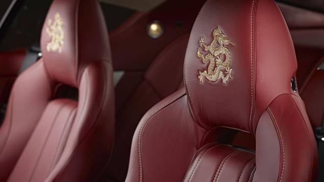 Os encostos de cabe&ccedil;a t&ecirc;m drag&otilde;es bordados | <a href="https://beta-develop.quatrorodas.abril.com.br/saloes/pequim/2012/aston-martin-dragon-88-682863.shtml" rel="migration">Leia mais</a>