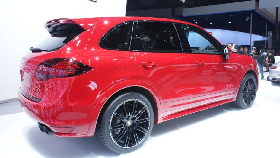 Porsche Cayenne GTS | <a href="https://beta-develop.quatrorodas.abril.com.br/galerias/saloes/pequim/2012/cayenne-gts-681684.shtml" rel="migration">Veja mais fotos</a>