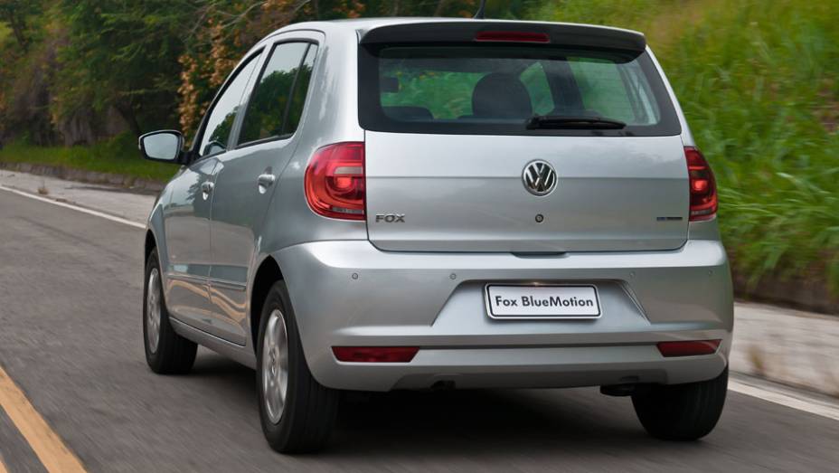 Logotipo BlueMotion identifica a versão sustentável | <a href="https://beta-develop.quatrorodas.abril.com.br/carros/lancamentos/vw-fox-bluemotion-683155.shtml" rel="migration">Leia mais</a>
