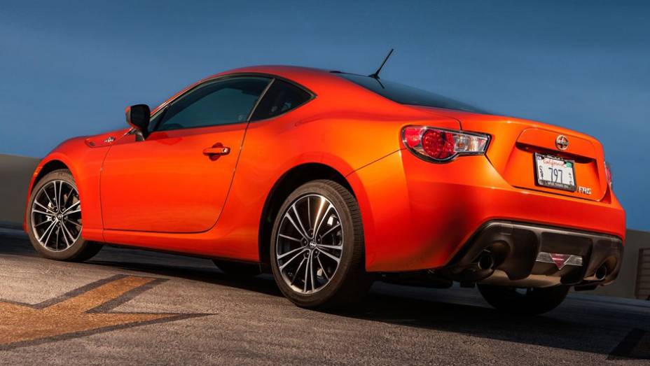 O FR-S tem duas saídas de escape | <a href="https://beta-develop.quatrorodas.abril.com.br/noticias/scion-mostra-esportivo-fr-s-320588_p.shtml" rel="migration">Leia mais</a>