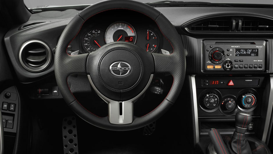 O volante do modelo &eacute; revestido em couro | <a href="https://beta-develop.quatrorodas.abril.com.br/noticias/scion-mostra-esportivo-fr-s-320588_p.shtml" rel="migration">Leia mais</a>