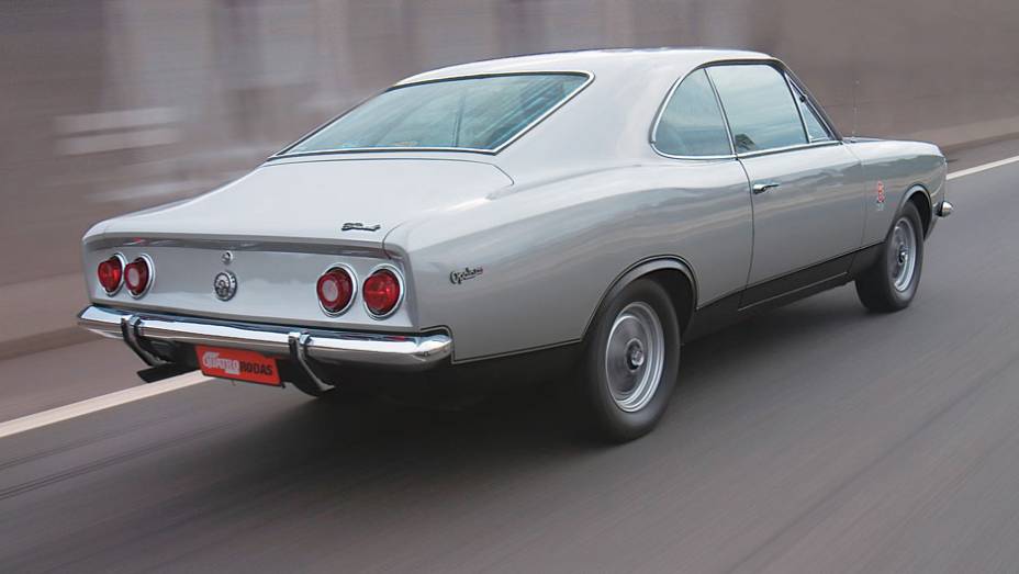 Embora o sed&atilde; tivesse sido lan&ccedil;ado em 1968, o cup&ecirc; chegou &agrave;s ruas somente quatro anos depois, com uma carroceria fastback e sem colunas centrais | <a href="https://beta-develop.quatrorodas.abril.com.br/classicos/faixa/opala-ss-melhor-esportivo-nacional-683530.shtml" rel="migration">Leia</a>