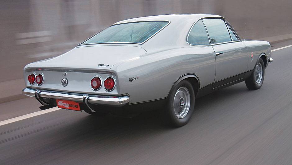 Embora o sed&atilde; tivesse sido lan&ccedil;ado em 1968, o cup&ecirc; chegou &agrave;s ruas somente quatro anos depois, com uma carroceria fastback e sem colunas centrais | <a href="https://beta-develop.quatrorodas.abril.com.br/classicos/faixa/opala-ss-melhor-esportivo-nacional-683530.shtml" rel="migration">Leia</a>