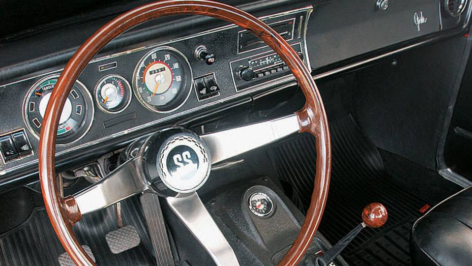 Acabamento de primeira qualidade e detalhes esportivos (como o belo volante de tr&ecirc;s raios) conquistaram uma legi&atilde;o de f&atilde;s | <a href="https://beta-develop.quatrorodas.abril.com.br/classicos/faixa/opala-ss-melhor-esportivo-nacional-683530.shtml" rel="migration">Leia mais</a>
