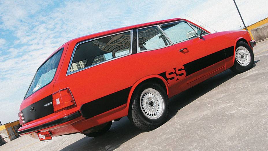 A fam&iacute;lia SS passou por sua &uacute;ltima reestiliza&ccedil;&atilde;o em 1980, com novos far&oacute;is e lanternas e faixas decorativas apenas nas laterais do ve&iacute;culo | <a href="https://beta-develop.quatrorodas.abril.com.br/classicos/faixa/opala-ss-melhor-esportivo-nacional-683530.shtml" rel="migration"></a>