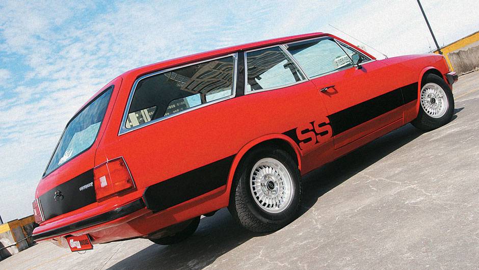A família SS passou por sua última reestilização em 1980, com novos faróis e lanternas e faixas decorativas apenas nas laterais do veículo | <a href="https://beta-develop.quatrorodas.abril.com.br/classicos/faixa/opala-ss-melhor-esportivo-nacional-683530.shtml" rel="migration"></a> A família SS passou por sua última reestilização em 1980, com novos faróis e lanternas e faixas decorativas apenas nas laterais do veículo | <a href="https://beta-develop.quatrorodas.abril.com.br/classicos/faixa/opala-ss-melhor-esportivo-nacional-683530.shtml" rel="migration"></a>
