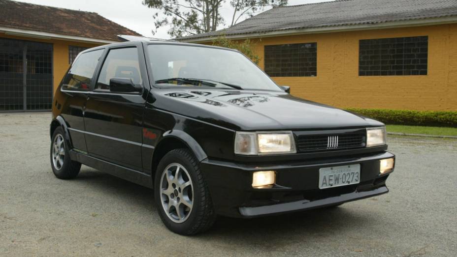 O primeiro carro produzido em s&eacute;rie com turbocompressor: o Uno Turbo marcou &eacute;poca pela tecnologia de ponta e pelo desempenho do motor 1.4, que o fazia chegar quase aos 200 km/h; na vota&ccedil;&atilde;o, ele perdeu para o Maverick | <a href="https://quatrorodas.abril.com" rel="migration"></a>