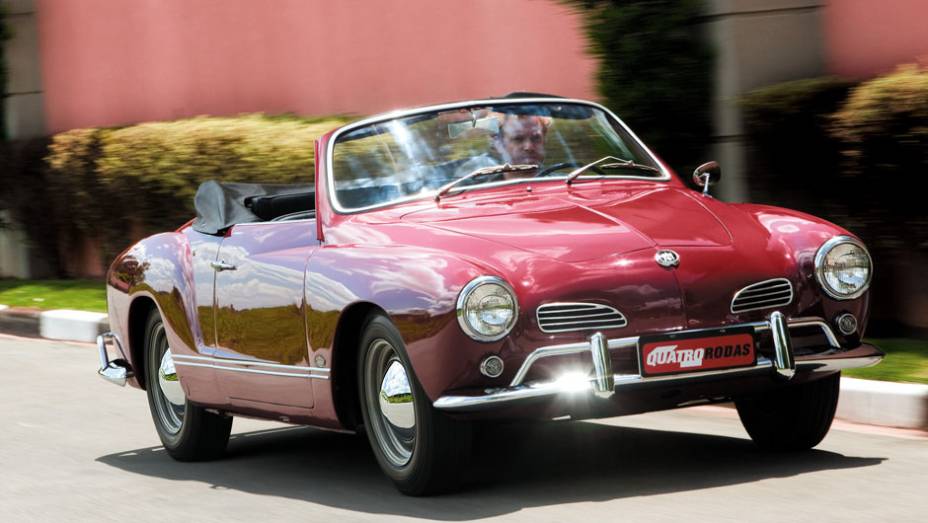 Belo como poucos modelos j&aacute; produzidos por aqui, o Karmann Ghia foi feito para desfilar, j&aacute; que o motor VW n&atilde;o primava pelo alto desempenho; foi superado pelo Fiat Uno Turbo no Facebook | <a href="https://beta-develop.quatrorodas.abril.com.br/classicos/brasileiros/karma" rel="migration"></a>