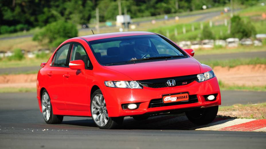 O Honda Civic Si chegou à semi-final da votação, comprovando sua aceitação entre a nova geração e sua vocação de futuro clássico | <a href="https://beta-develop.quatrorodas.abril.com.br/noticias/volkswagen-jetta-tsi-x-honda-civic-si-288109_p.shtml" rel="migration">Leia mais</a>