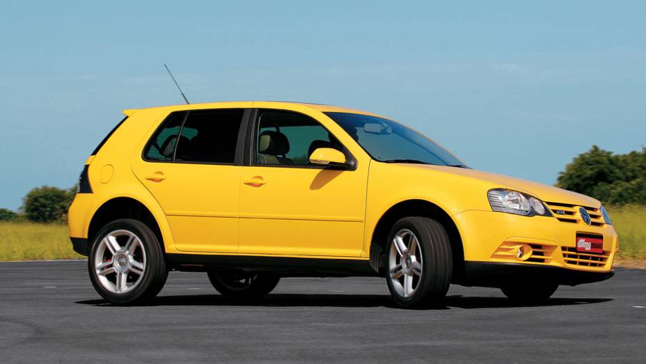 Outro esportivo contempor&acirc;neo, o Volkswagen Golf GTI, tamb&eacute;m chegou perto da grande final, mas acabou sendo derrotado pelo Civic | <a href="https://beta-develop.quatrorodas.abril.com.br/carros/comparativos/conteudo_230247.shtml" rel="migration">Leia mais</a>