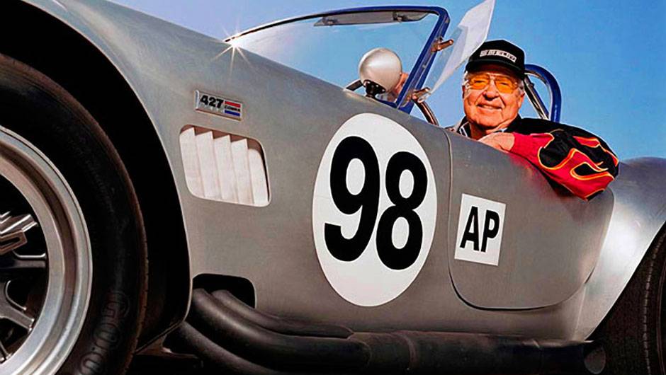 Carroll Shelby, o fundador da Shelby, montadora de muscle-cars, faleceu aos 89 anos. Veja a seguir os principais carros desenvolvidos pelo lend&aacute;rio entusiasta | Fotos: divulga&ccedil;&atilde;o | <a href="https://beta-develop.quatrorodas.abril.com.br/noticias/carrol-shelby-morre-aos-8" rel="migration"></a>