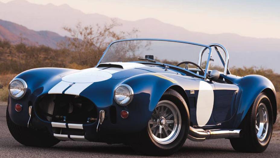 Cobra 427: uma lenda com motor V8 7.0 de 410 cv. Atingia 265 km/h e até hoje é um dos carros que têm mais réplicas no mundo | <a href="https://beta-develop.quatrorodas.abril.com.br/noticias/carrol-shelby-morre-aos-89-anos-321336_p.shtml" target="_blank" rel="migration">Carroll Shelby morr</a>